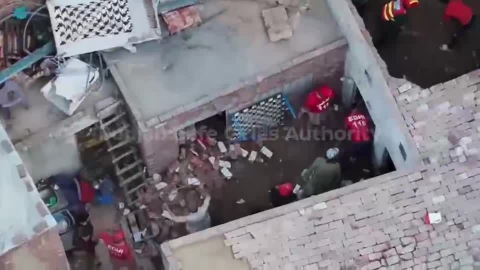 Catorze crianças morreram no Paquistão quando o telhado de um centro de reforço escolar desabou