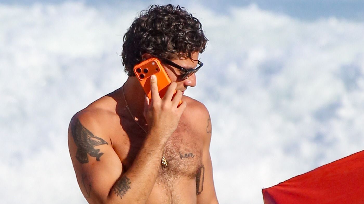 Chay Suede curte manhã de praia no Rio