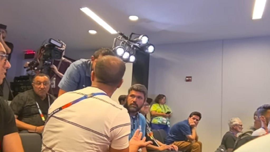 Confusão entre jornalistas durante coletiva de imprensa