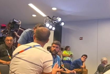 Repórter da Globo discute com jornalista durante coletiva de imprensa