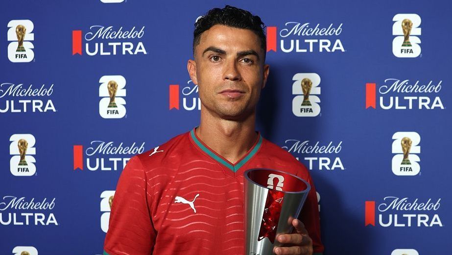Cristiano Ronaldo coloca camisa vermelha com o nome de Diogo Jota nas costas após o fim do jogo