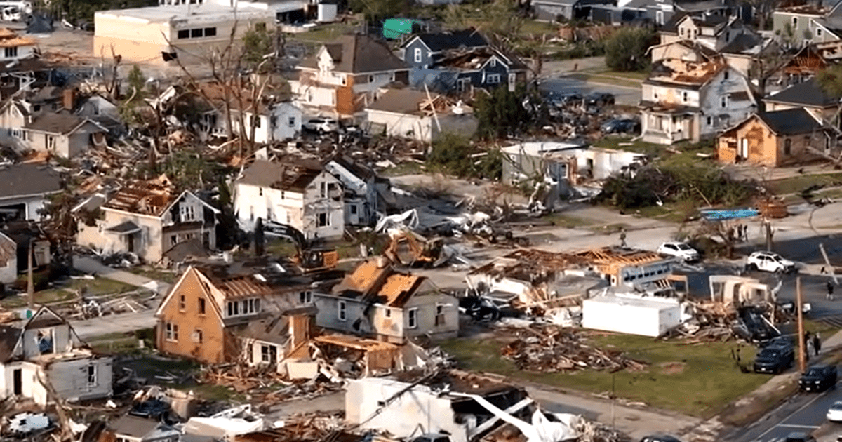 Vídeo: Drone mostra devastação de tornado no Wisconsin, EUA