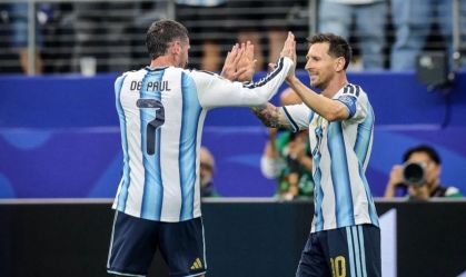 Imagem de destaque do post: De Paul evita despedida de Messi e pede: "Curtam enquanto ele está aqui"