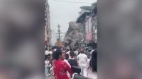Veja momento em que deslizamento de terra na China atinge prédios e carros