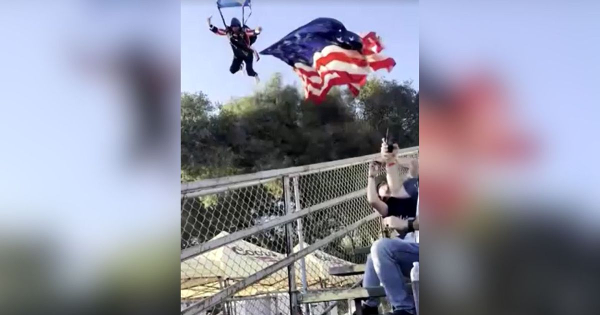 Paraquedista com bandeira dos EUA cai em tenda na Califórnia; veja vídeo