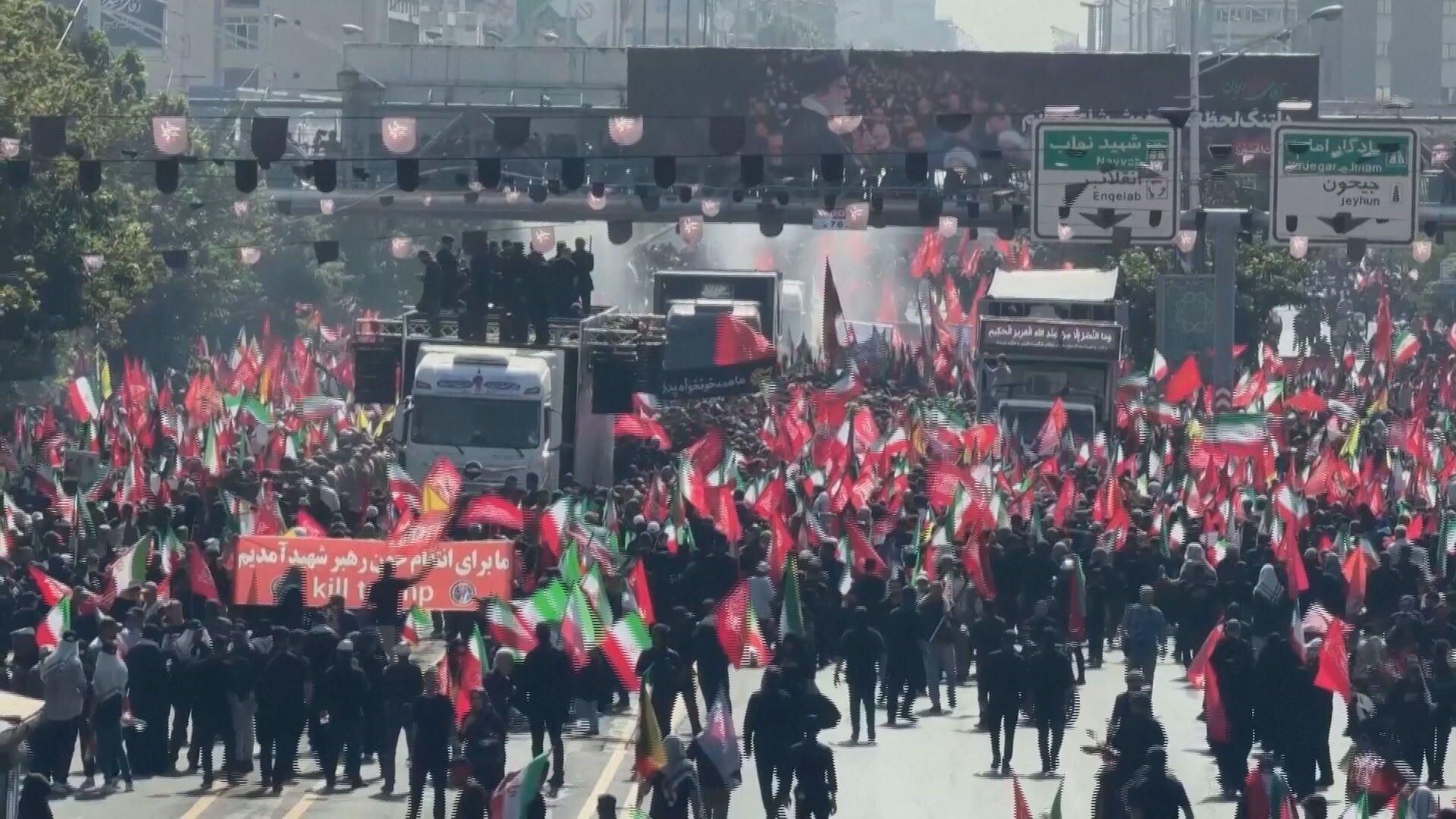CNN acompanha cortejo fúnebre do líder supremo iraniano