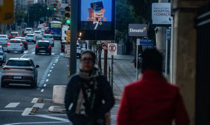 Pedestres enfrentam manhã de frio em Porto Alegre