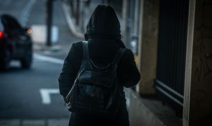 Pedestres enfrentam manhã de frio em Porto Alegre