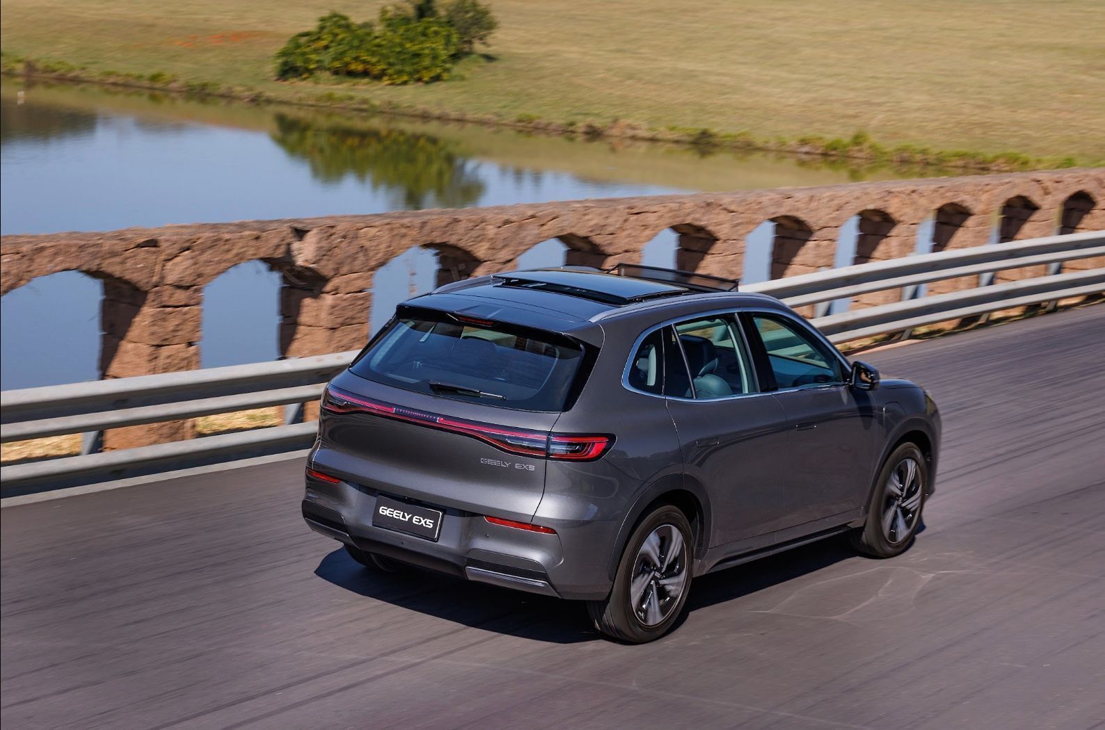 Geely EX5 • Divulgação
