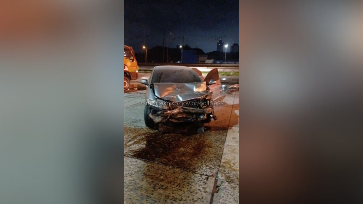 Colisão frontal entre carros deixa três mortos na Dutra, no interior de SP