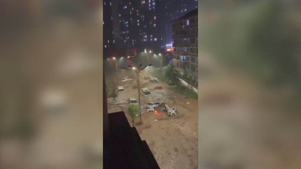 Enchente arrasta carros na China