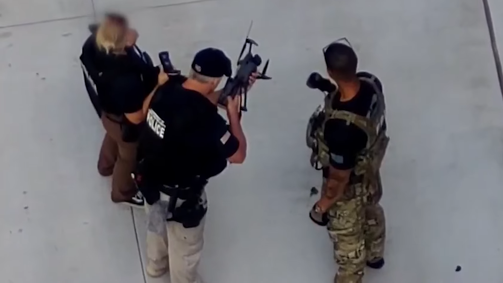 Agentes do FBI apreendendo drone operado ilegalmente em espaço aéreo restrito • Reprodução/FBI