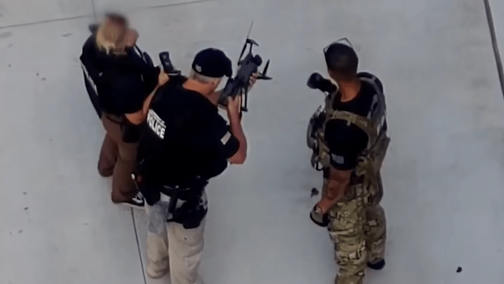 Agentes do FBI apreendendo drone operado ilegalmente em espaço aéreo restrito