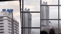 Ventania derruba Caixa d'água e assusta moradores em prédio no RJ