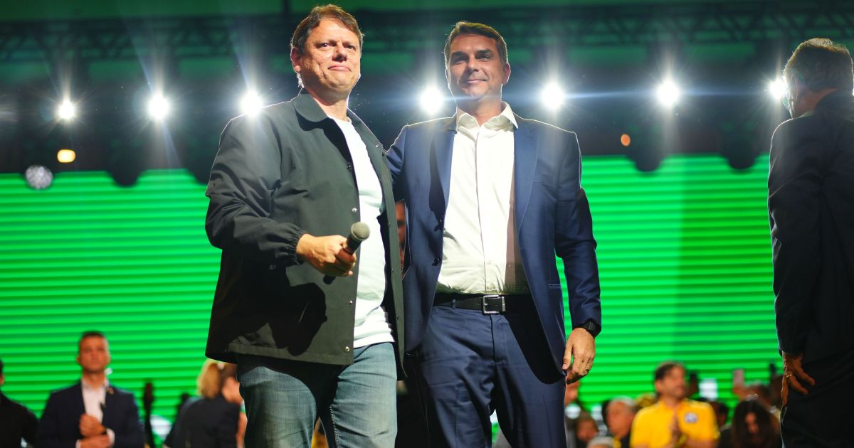 Tarcísio atua por aliança entre Republicanos e Flávio Bolsonaro