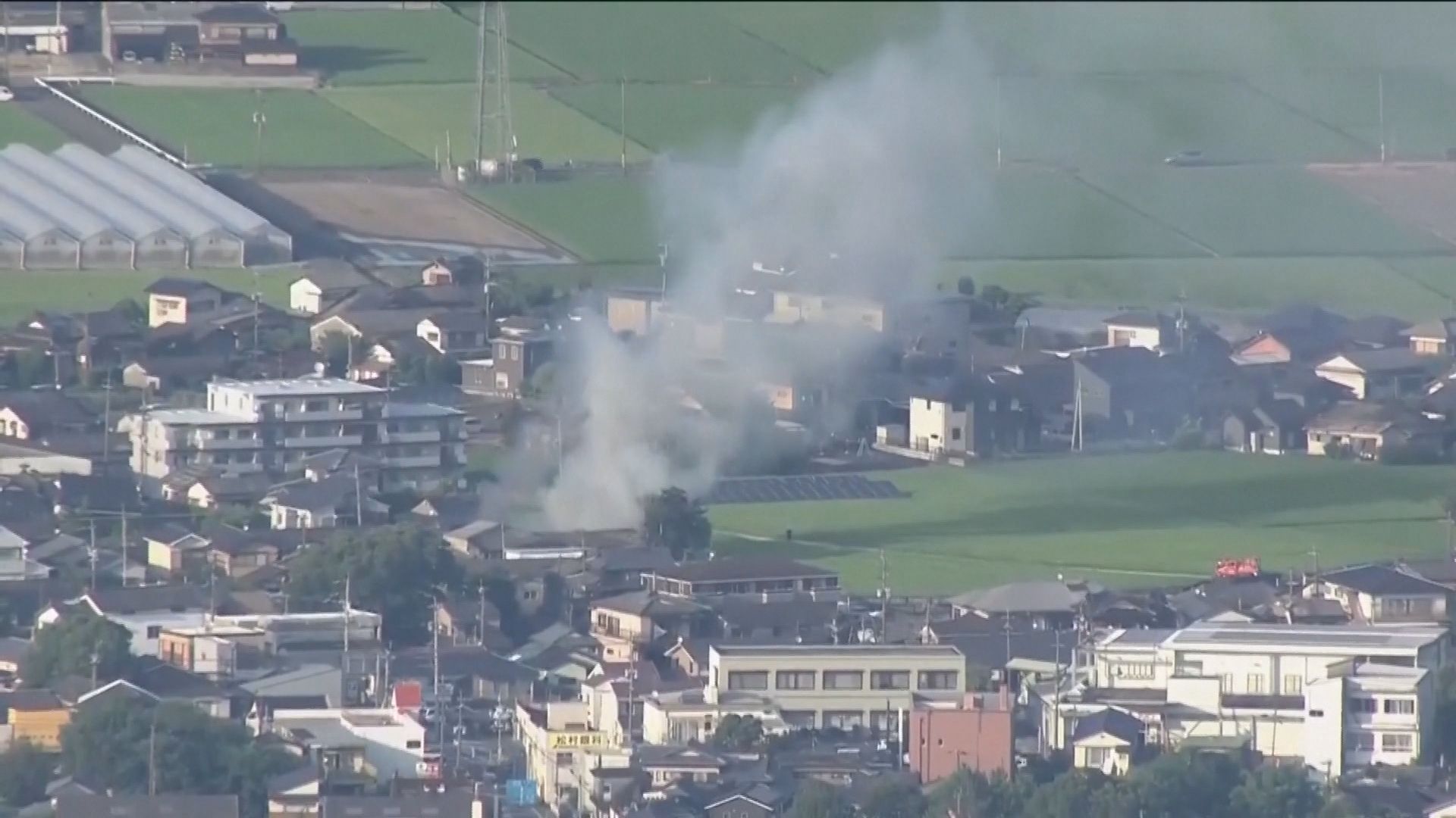 Vista aérea de fumaça subindo de um prédio após terremoto no Japão • NIPPON TV/JAPAN
