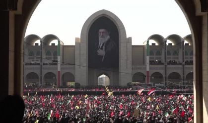Iranianos choram e agitam bandeiras na cerimônia pública de despedida de Khamenei.
