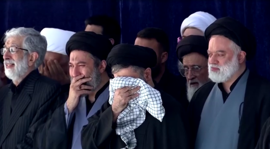 Mostafa, Masoud e Meysam Khamenei foram vistos lamentando a morte de seu pai, bem como a dos outros quatro membros da família assassinados • Reuters