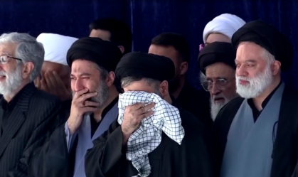 Mostafa, Masoud e Meysam Khamenei foram vistos lamentando a morte de seu pai, bem como a dos outros quatro membros da família assassinados