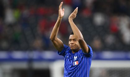 Kylian Mbappé em aquecimento antes de França x Espanha, pela semifinal da Copa do Mundo