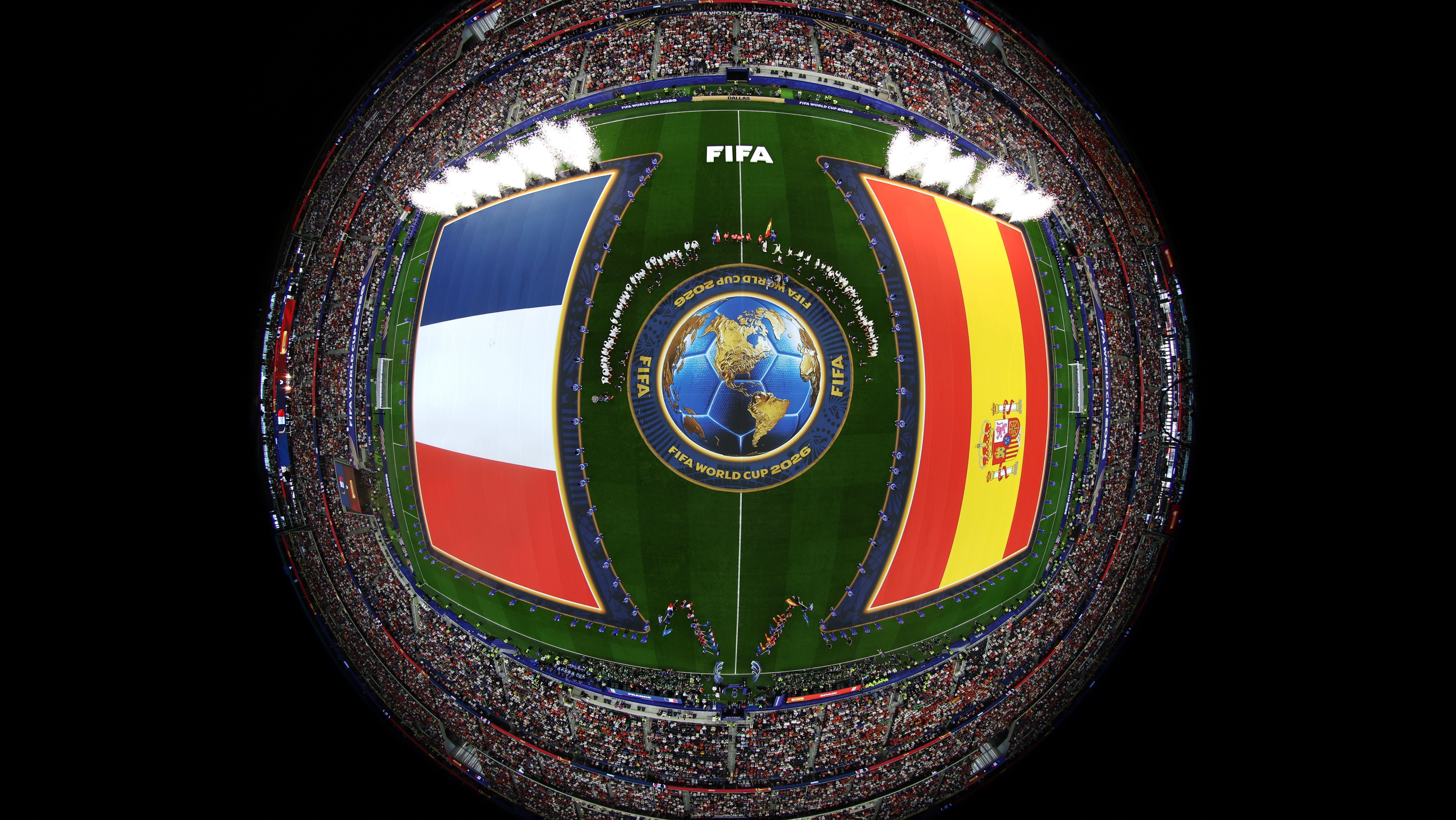 Bandeiras de França e Espanha antes da semifinal da Copa do Mundo