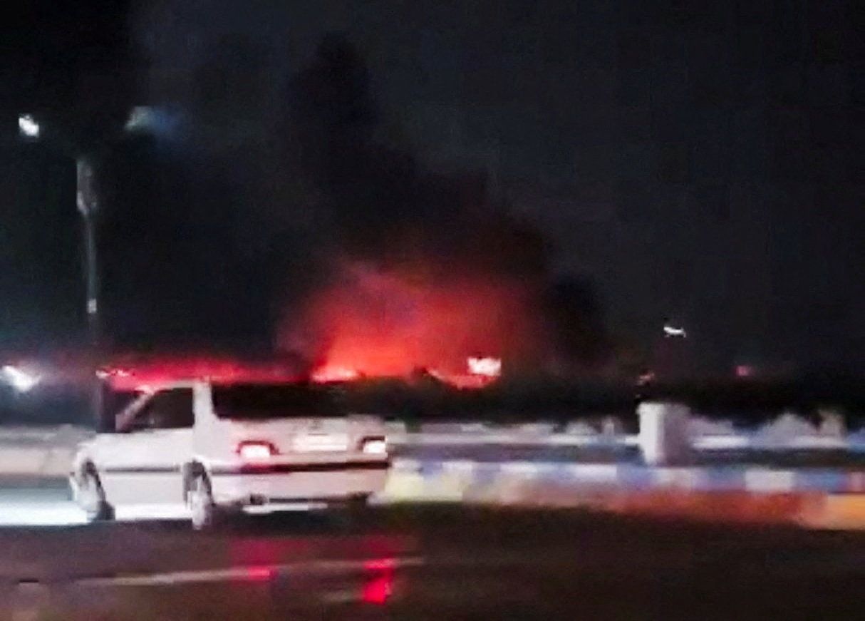 Incêndio após uma explosão em meio a relatos de explosões divulgados pela mídia estatal iraniana, em Bandar Abbas