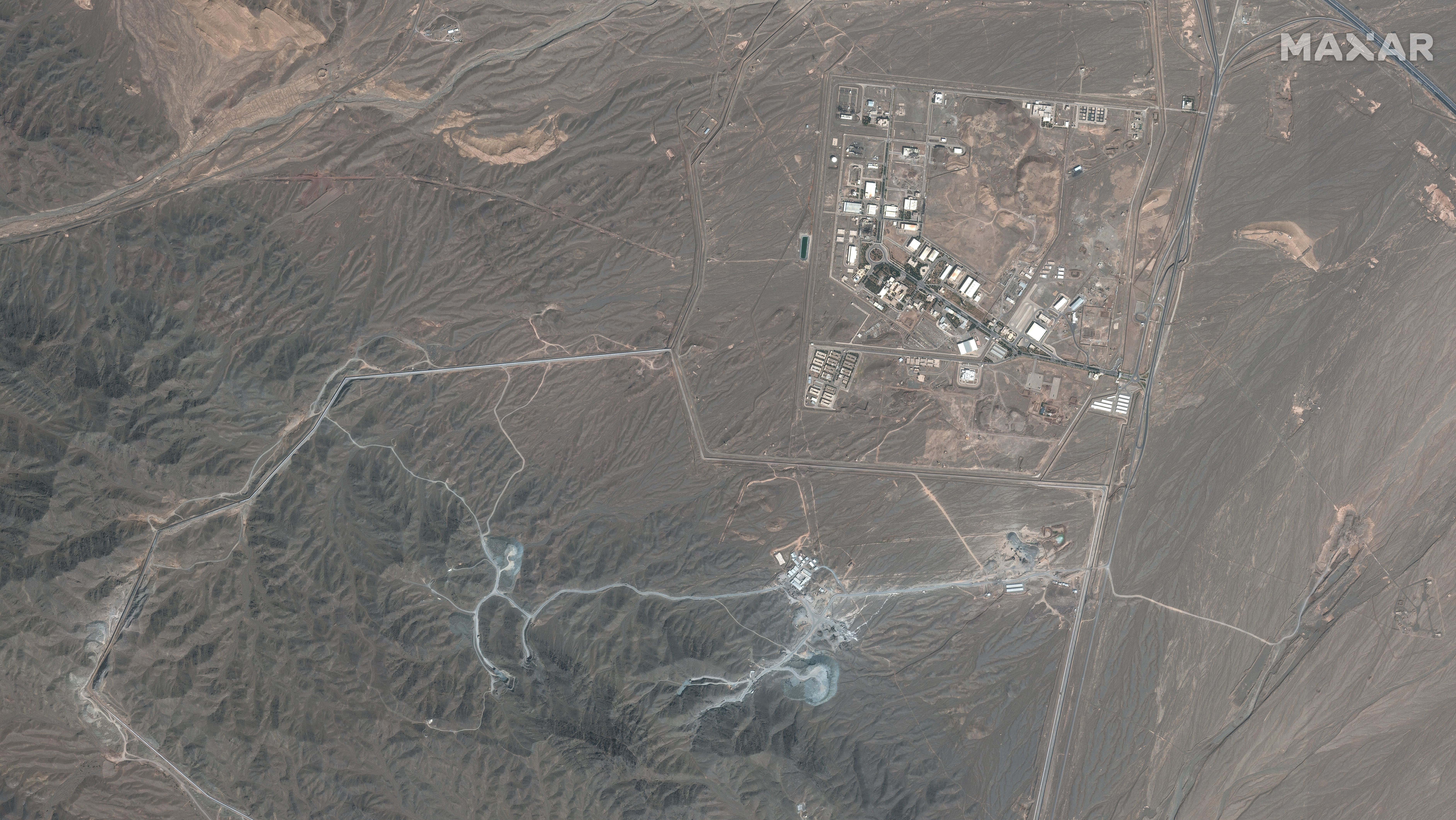 Imagem de satélite da Vantor mostra a instalação nuclear de Natanz e seu complexo de túneis subterrâneos adjacente, na Montanha Pickaxe, no Irã