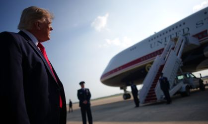O presidente dos EUA, Donald Trump, observa a nova aeronave Air Force One antes de sua partida nesta quarta-feira (1°)