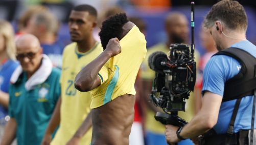 Vini Jr. frustrado após a eliminação da Seleção Brasileira na Copa do Mundo 2026
