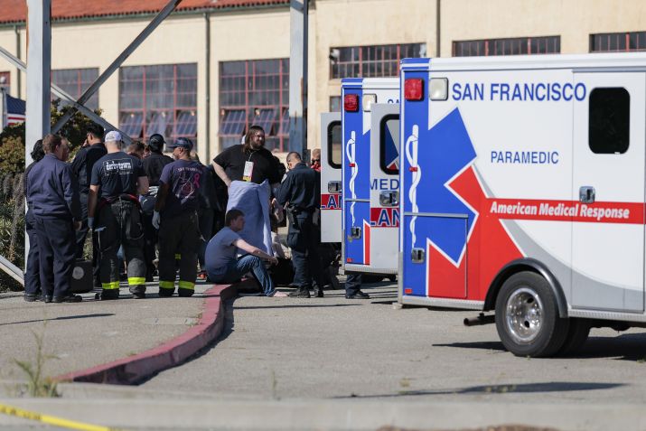 Passageiros feridos em um incêndio em uma embarcação recebem atendimento de equipes de emergência em Gashouse Cove, em São Francisco, Califórnia • Heather Diehl/Getty Images