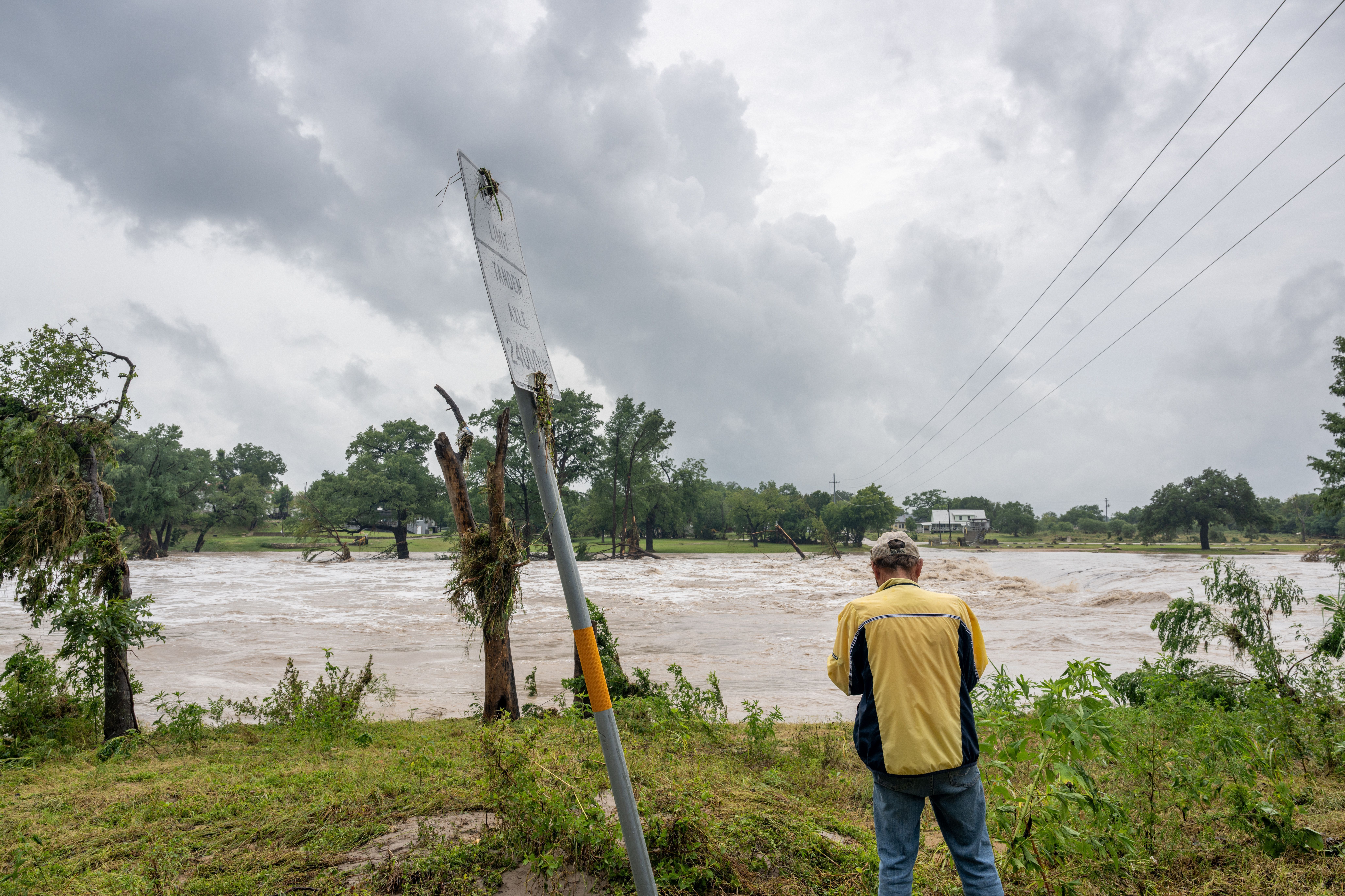 Pessoa observa o rio Guadalupe após enchentes repentinas ao longo de suas margens nesta quinta-feira (16) em Center Point, Texas