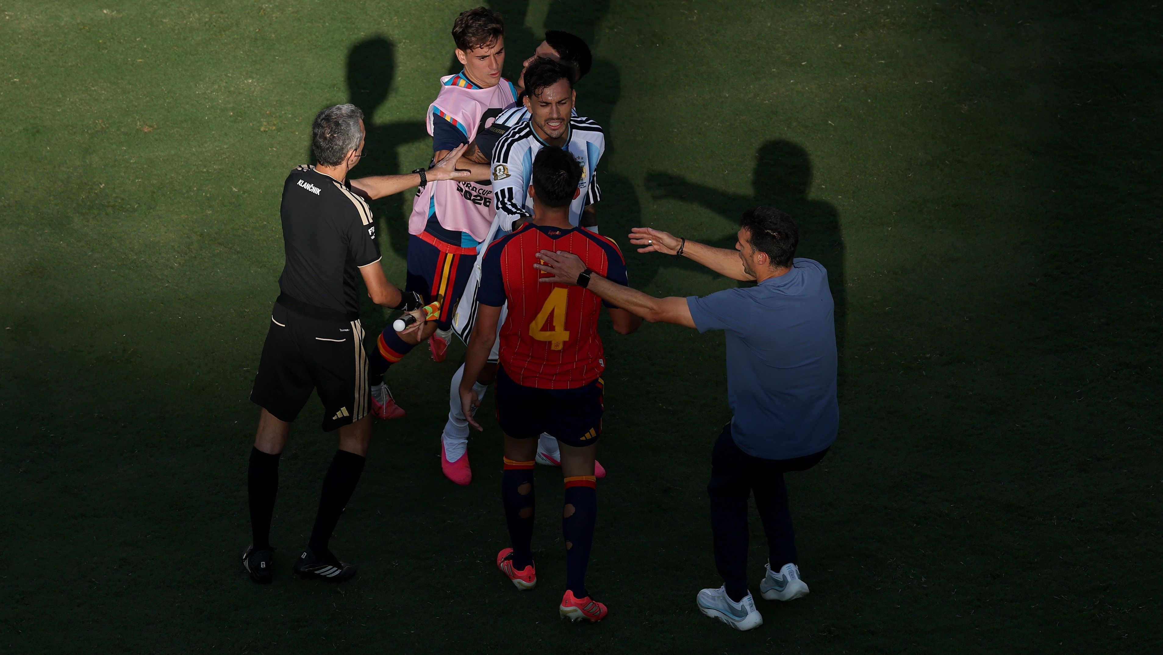 Scaloni e Paredes envolvidos na confusão entre argentinos e espanhóis na final da Copa
