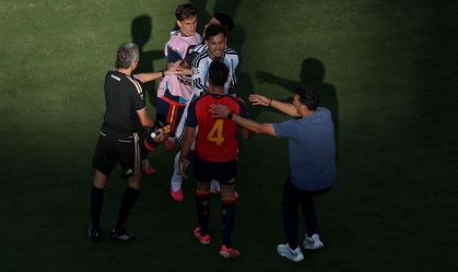 Scaloni e Paredes envolvidos na confusão entre argentinos e espanhóis na final da Copa