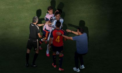 Imagem de destaque do post: Pendurado durante a final, Paredes é expulso por confusão após o jogo