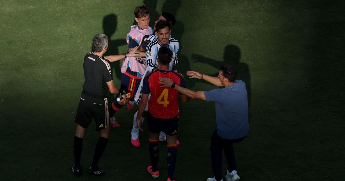 Pendurado durante a final, Paredes é expulso por confusão após o jogo