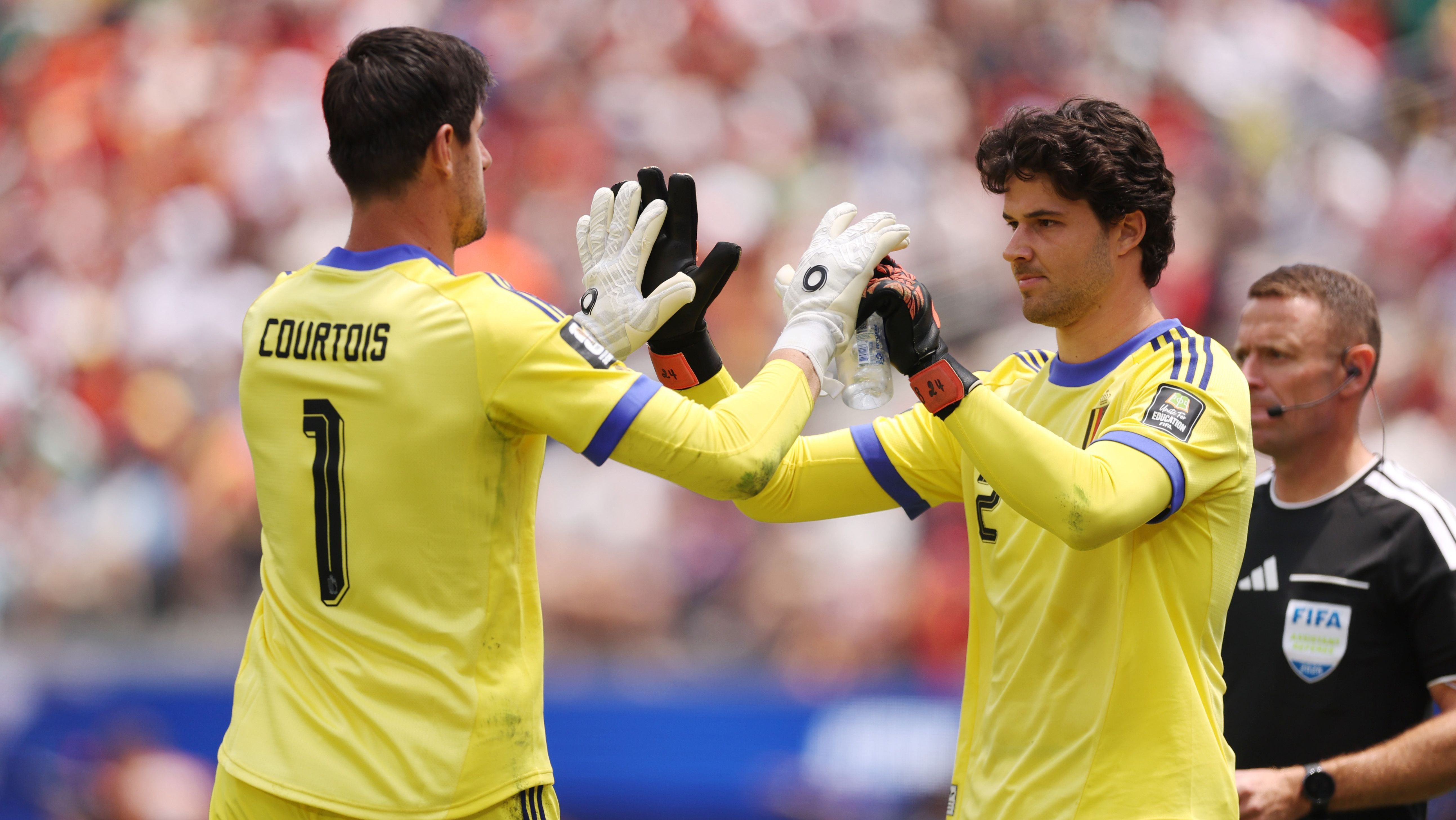 Courtois foi substituído por Senne Lammens