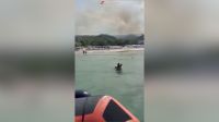 Incêndio força retirada de centenas de turistas pelo mar na Itália