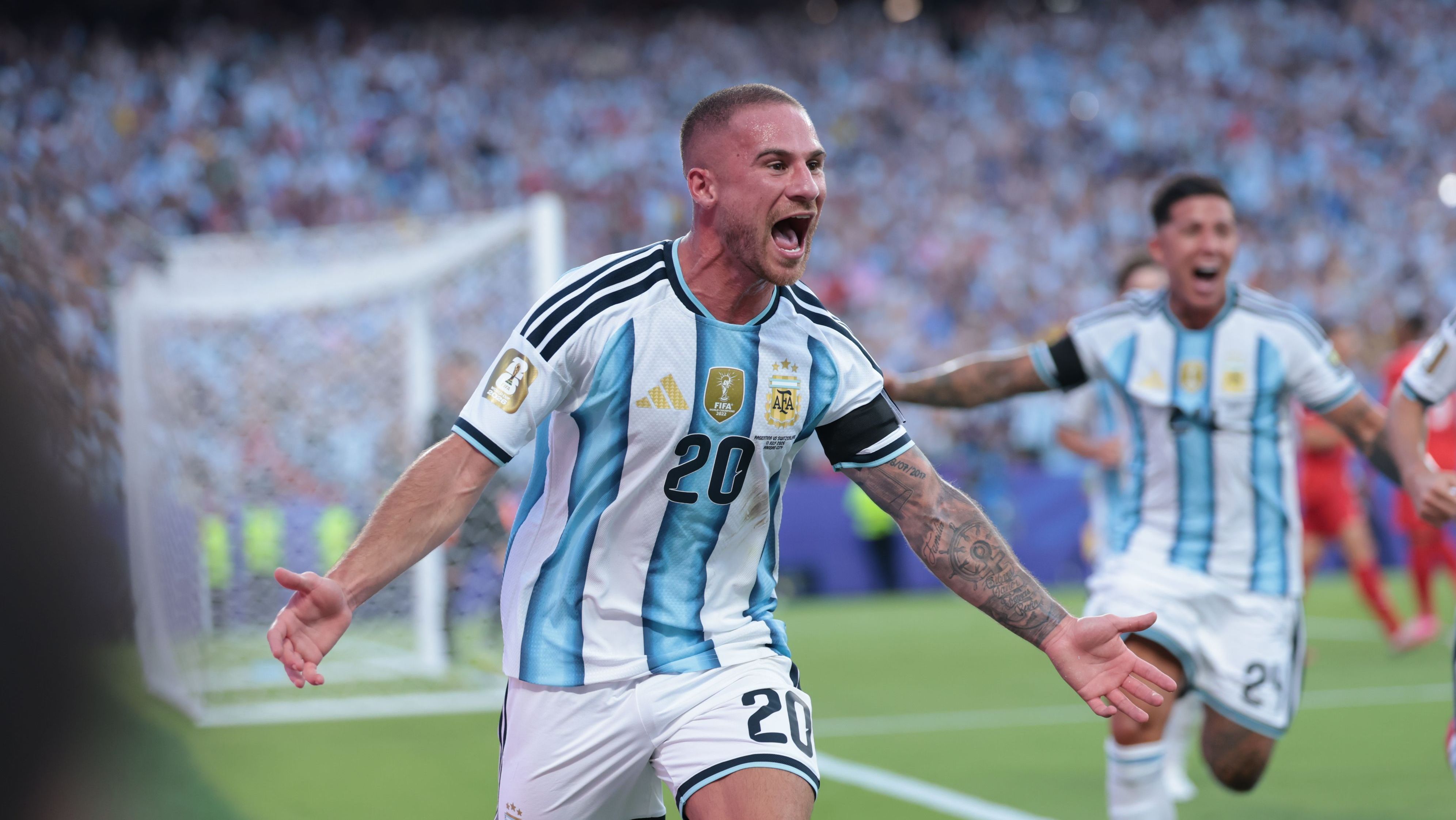 Alexis Mac Allister, da Argentina, celebrando o gol diante da Suíça, em confronto das quartas de final da Copa do Mundo