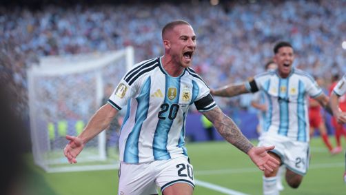 Alexis Mac Allister, da Argentina, celebrando o gol diante da Suíça, em confronto das quartas de final da Copa do Mundo