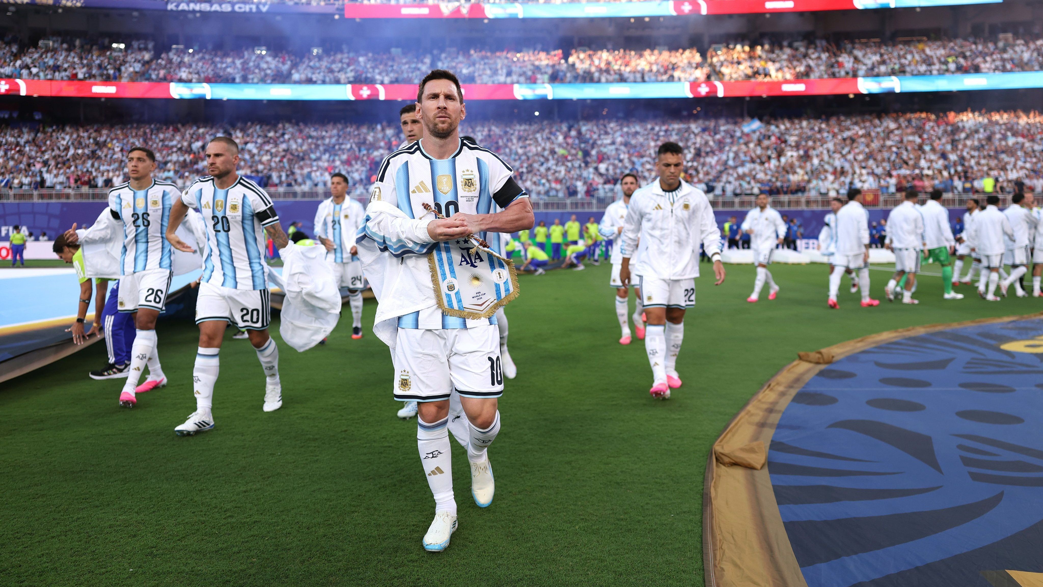 Lionel Messi e os jogadores da Argentina antes do início do jogo contra a Suíça, pelas quartas da Copa do Mundo