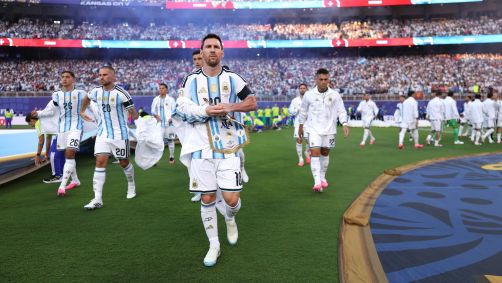 Lionel Messi e os jogadores da Argentina antes do in&iacute;cio do jogo contra a Su&iacute;&ccedil;a, pelas quartas da Copa do Mundo