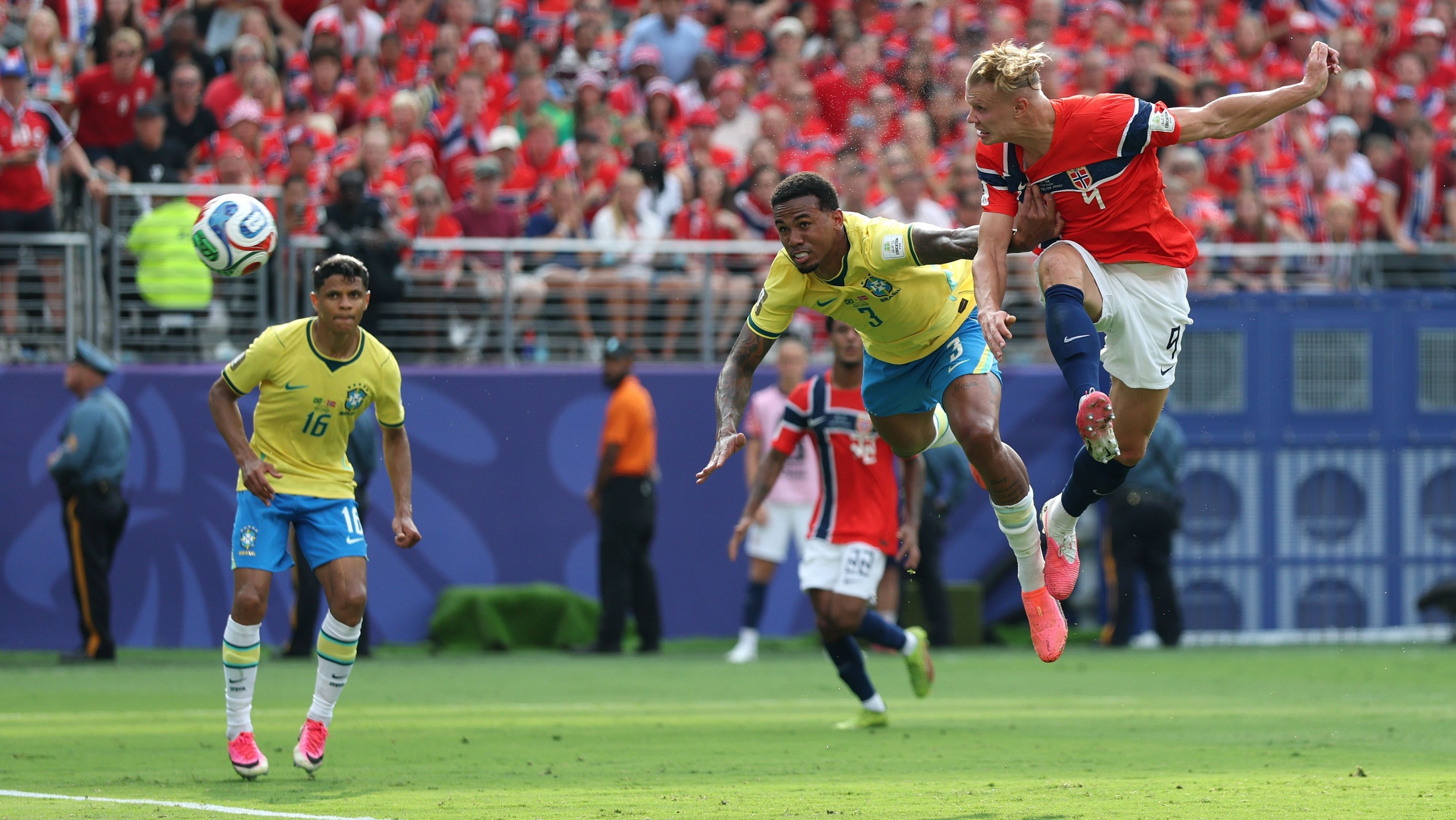Disputa de bola no gol da Noruega contra o Brasil pela Copa