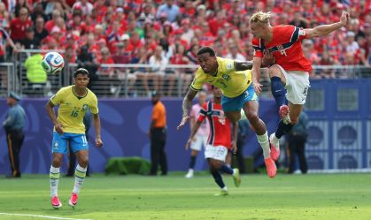 Disputa de bola no gol da Noruega contra o Brasil pela Copa