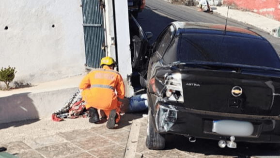Homem é arrastado por carro após esquecer de puxar o freio de mão em BH