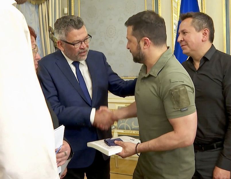 Américo Martins e Volodymyr Zelensky em 2023. •