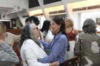 Mãe e madrasta assistem à missa de 1 ano da morte de Preta Gil juntas