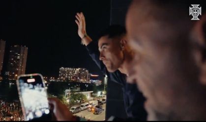 Imagem de destaque do post: Cristiano Ronaldo celebra classificação com torcida em hotel em Toronto