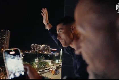 Cristiano Ronaldo celebra classificação com torcida em hotel em Toronto