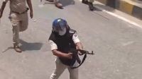 Policial que atirou com fuzil AK-47 em manifestação na Índia é afastado