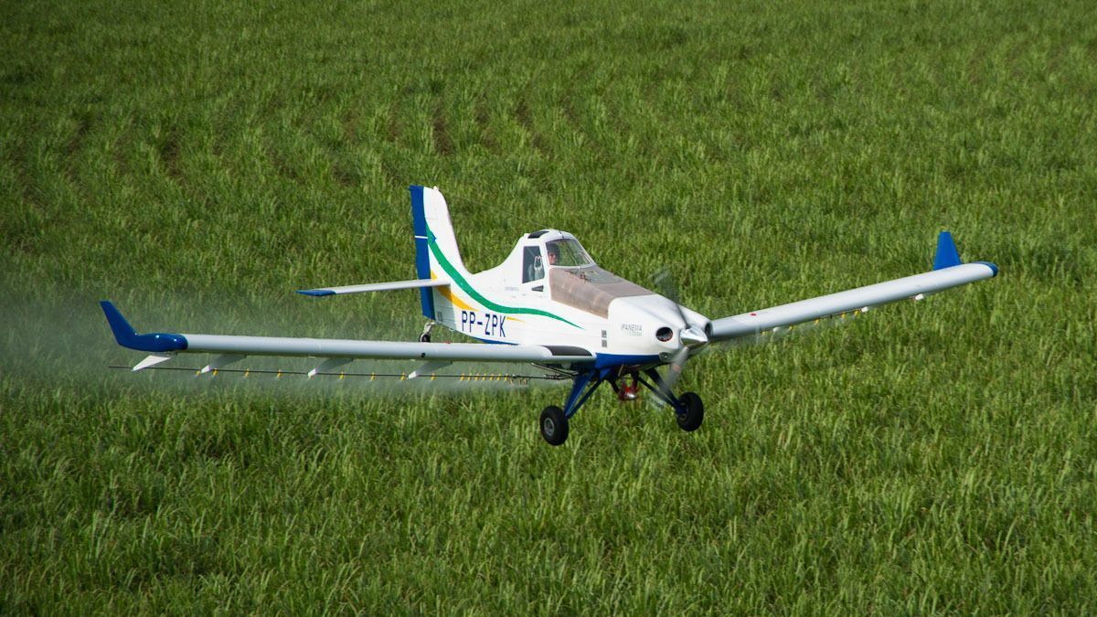 Imagem mostra avião agrícola durante pulverização